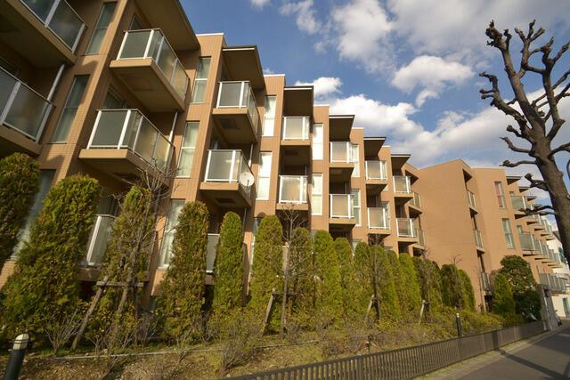 ビイルーム自由が丘の外観|落ち着いた雰囲気の外観デザイン。周辺環境になじむ上品な印象です。