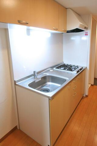 ビイルーム自由が丘のキッチン| コンパクトで使いやすいキッチン。自炊派にも嬉しい収納付き。