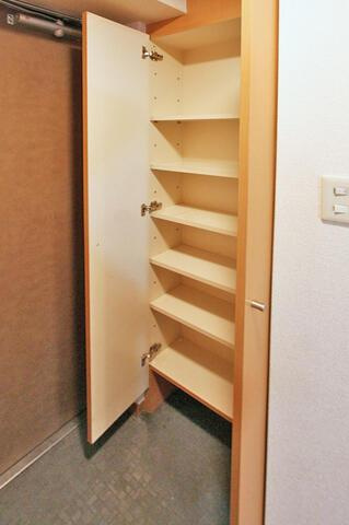 ビイルーム自由が丘の玄関|シューズ収納付きで玄関まわりスッキリ。来客時の印象も◎