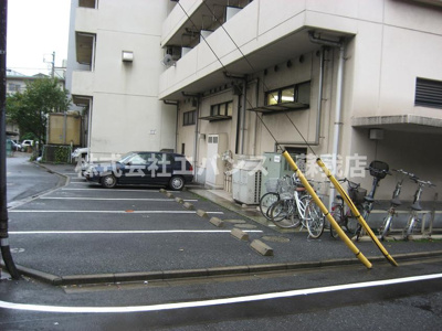 【駐車場】 | チハヤアネックスビル | 駐車場に車を止められます