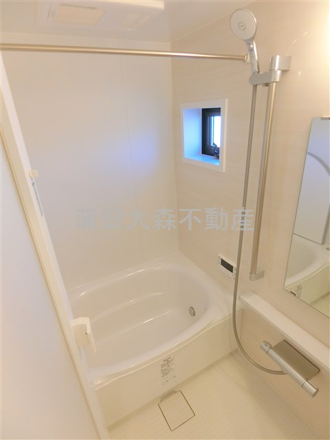 Kolet糀谷＃05の浴室|窓と追焚+浴室乾燥機付きのお風呂　バスルーム