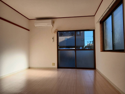 【居間・リビング】 | 石道ハイツB | 7.8帖の広々とした居室です