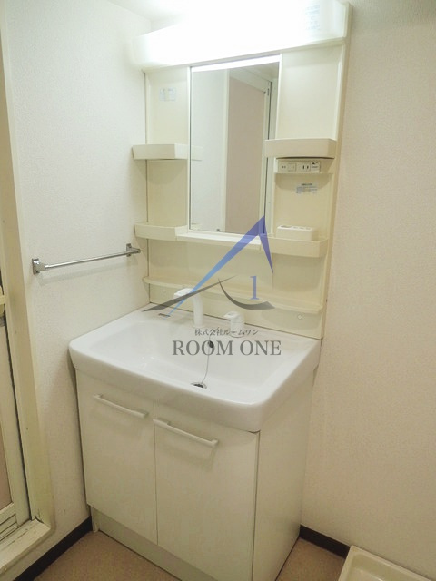 ソレーユ板橋の洗面所|独立洗面台です。