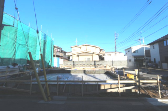 【Blooming Garden】東大和市新堀一丁目の外観|並列２台駐車可能なカースペース（車種によります）。セカンドカー用として、自転車置き場や物置場として、お子様の遊ぶスペースとして、多用途にご利用いただけます。