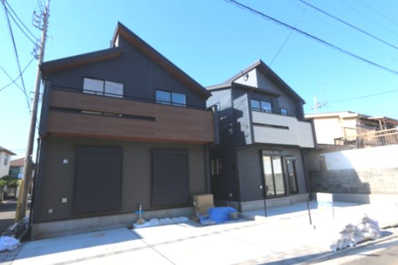 【Blooming Garden】東大和市新堀一丁目の外観|リビング隣には和室付きでくつろぎのスペースや客間としても利用可能な和室。
間仕切りを開ければリビングと繋がり開放感が出ます