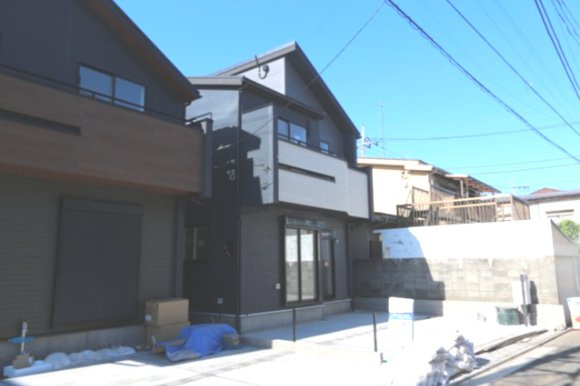 【Blooming Garden】東大和市新堀一丁目の外観|ウオークインクローゼットは収納力豊富で嬉しいですね♪