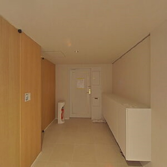 中央区新川１丁目の賃貸マンションの玄関