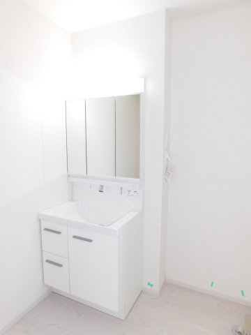 名古屋市西区児玉３丁目の新築一戸建の独立洗面台|◇洗面脱衣室◇　　ゆとりのある洗面室！　三面鏡シャンプードレッサー♪　収納完備！　