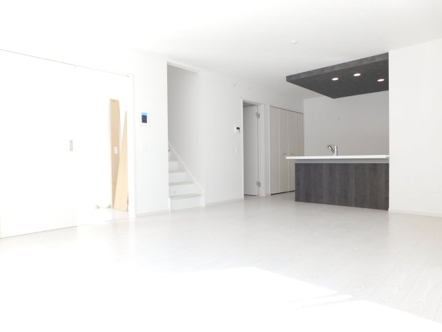 名古屋市西区児玉３丁目の新築一戸建の居間・リビング|◇リビング◇　　南面で明るいリビング１８．７帖　キッチン横にパントリー完備！