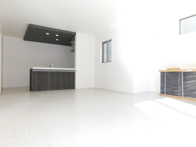 名古屋市西区児玉３丁目の新築一戸建の居間・リビング|◇リビング◇　　南面で明るいリビング１８．７帖　折下天井のオシャレなフラットキッチン♪