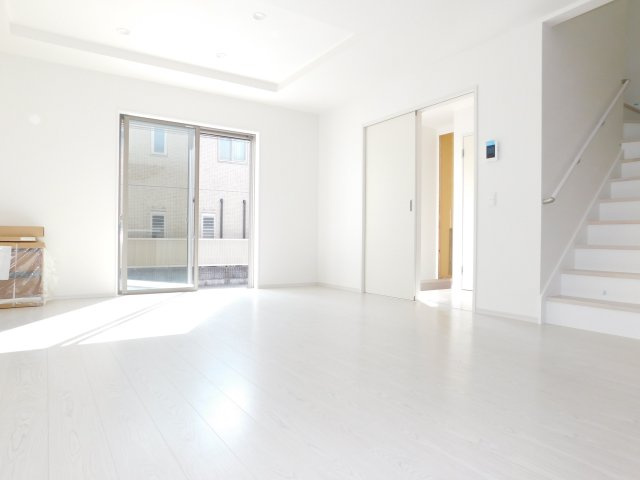 名古屋市西区児玉３丁目の新築一戸建の居間・リビング|◇リビング◇　　南面で明るいリビング１８．７帖　家族のコミュニケーションが自然と増えるリビング階段