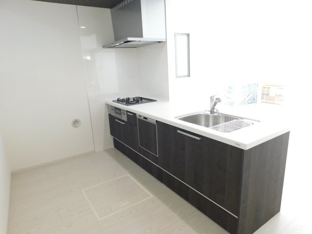 名古屋市西区児玉３丁目の新築一戸建のキッチン|◇キッチン◇　　人気の対面式・人造大理石カウンターキッチン・食洗機・浄水器一体型水栓・静音仕様シンク・薄型換気扇・Ｓｉセンサーコンロ（３口）