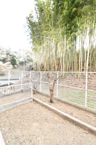 ライオンズマンション水戸三の丸の庭|専用庭になります。たまにはお庭に出てで休日を過ごしてみるのもよいかもしれません。