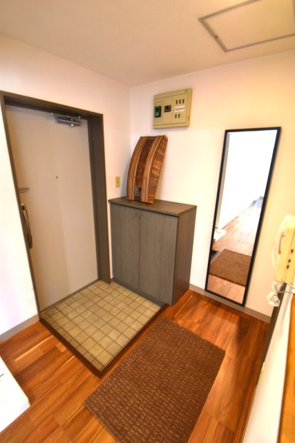 ライオンズマンション水戸三の丸の玄関|毎日の出入りが容易な玄関です。シューズボックスがあり、靴を収納できます。