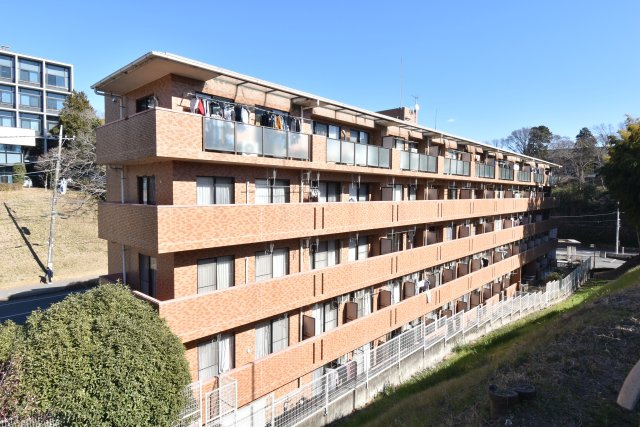 ライオンズマンション水戸三の丸の外観|水戸城三の丸弘道館を望むシンボルマーク的な建物で、水戸駅までも徒歩圏の立地条件のよいマンションです。