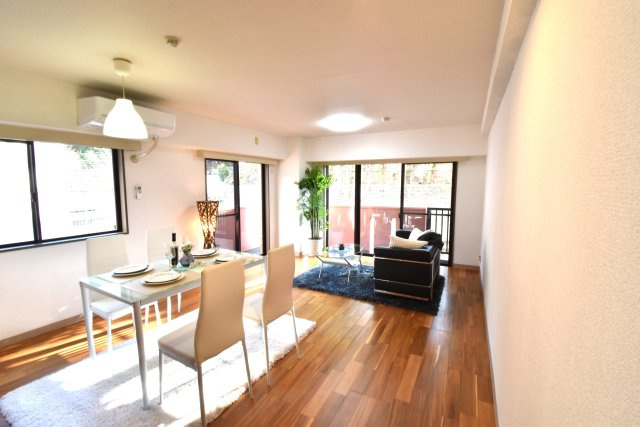 ライオンズマンション水戸三の丸の居間・リビング|広い！リビング・ダイニング。会話がはずむ空間です。