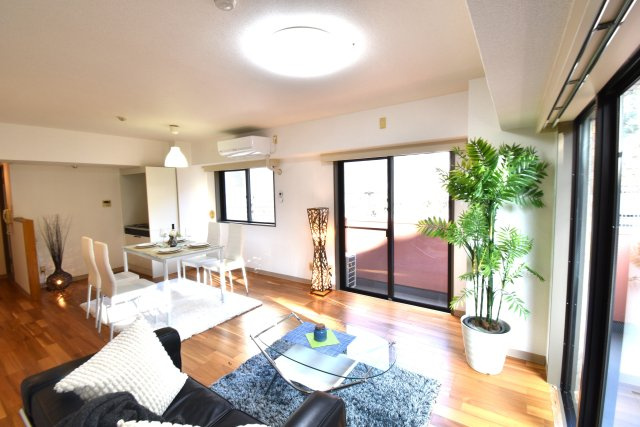 ライオンズマンション水戸三の丸の居間・リビング|おしゃれな家具やカーテンもより映える、ブラウン色を基調としたリビングです。
ソファーを置いてもまだまだ余裕があります。お好みの家具を揃えて至福の時間をお楽しみください♪