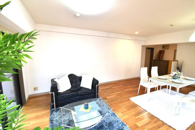 ライオンズマンション水戸三の丸のダイニング|日差しあふれる広々LDK。インテリアが映え使い勝手も良く自由に空間を演出できます。毎日ご家族が集い笑顔に包まれた暖かな住空間が生まれます。