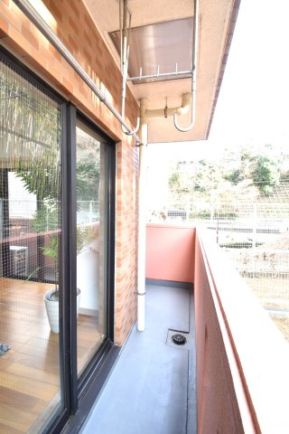 ライオンズマンション水戸三の丸のバルコニー|インナーバルコニーなので、外出中の突然の雨でも安心してお洗濯ものを干しておけます！