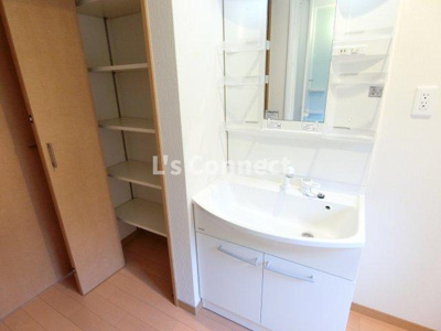 【洗面所】 | ロマネＣ棟 | 洗面所にも棚があります。