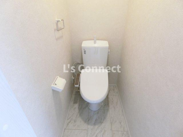 【トイレ】 | Ｍａｉｓｏｎ　Ｒｕｉｎａｒｔ | 温水洗浄便座付きのトイレ。