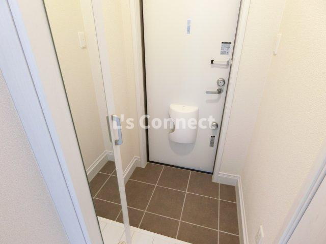 【玄関】 | Ｍａｉｓｏｎ　Ｒｕｉｎａｒｔ | 背の高い下駄箱には鏡付きで身だしなみチェック。