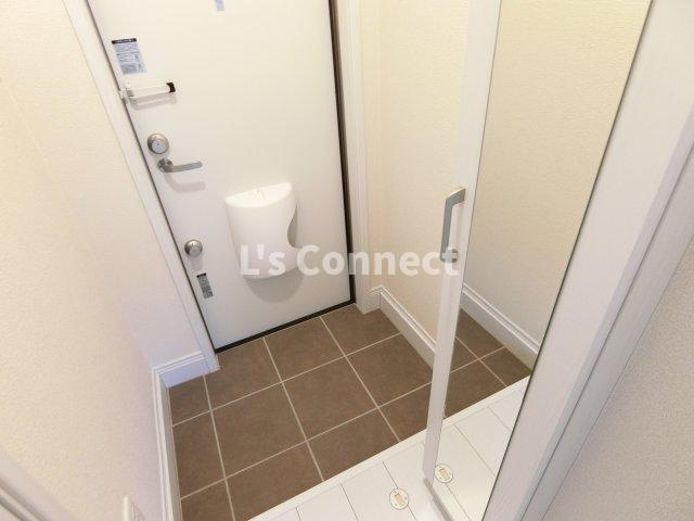 【玄関】 | Ｍａｉｓｏｎ　Ｒｕｉｎａｒｔ | 背の高い下駄箱には鏡付きで身だしなみチェック。