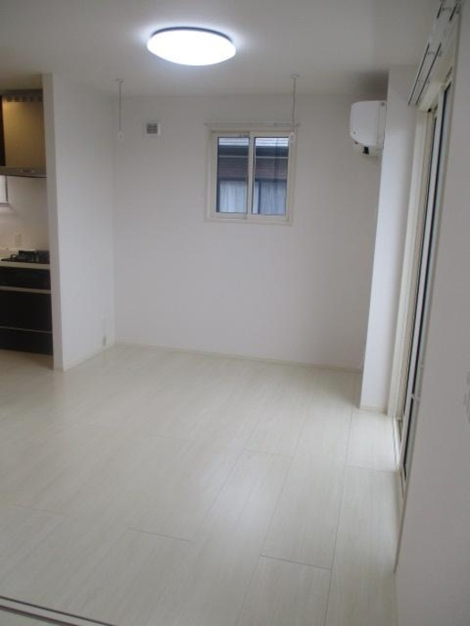 カルミアの居間・リビング|明るい室内です☆