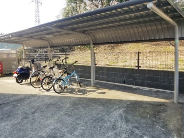 サンライズⅡ番館のその他共用部分|駐輪場に自転車も停められます♪