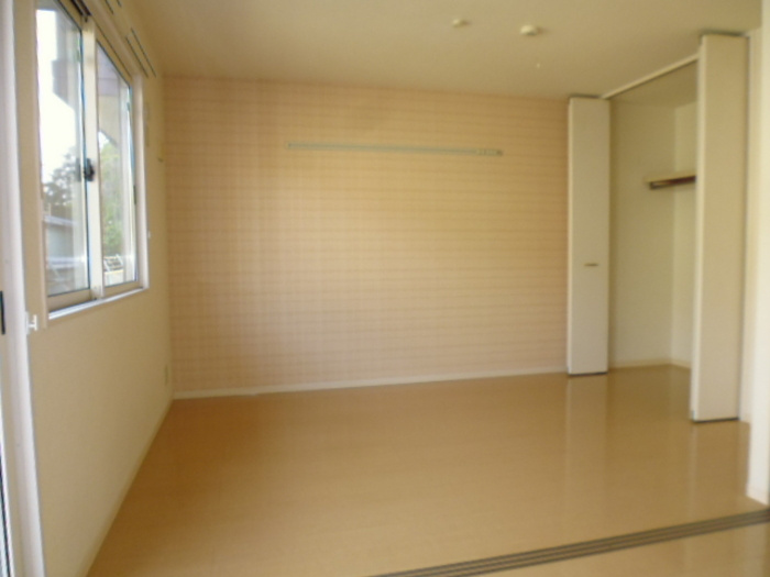 サンライズⅡ番館の寝室|クローゼット付の寝室です☆