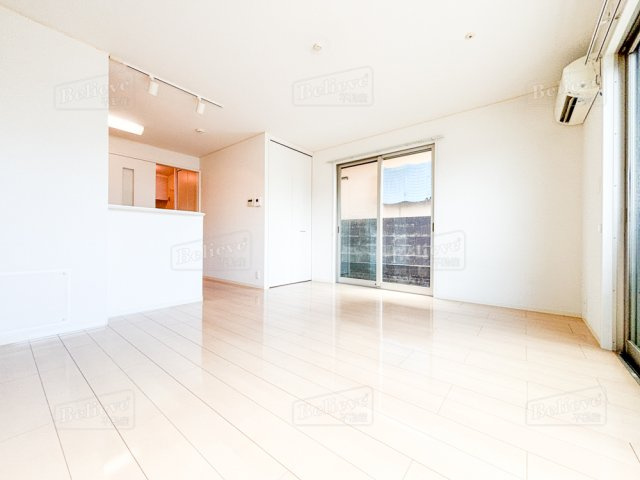 ヴィブレ・カプチーノの居間・リビング|明るい室内です☆