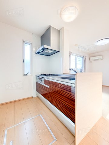 フェリオのキッチン|3口コンロ・グリル付きの使いやすいシステムキッチンです♪