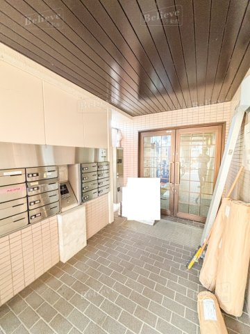 サンライズ荒木駅前のロビー|オートロック付きの玄関です★