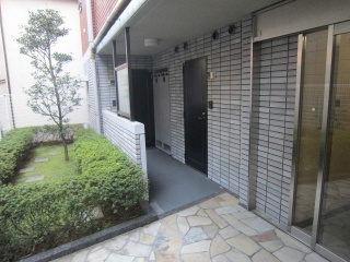 ジェイパーク東大前グランドイーストのエントランス