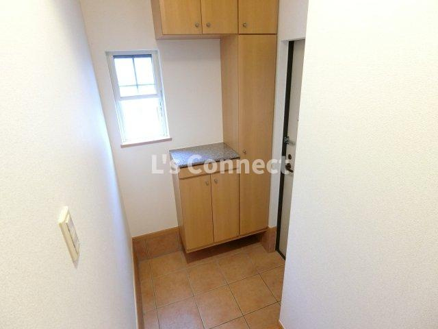 【玄関】 | グレイスコート２１　壱番館 | 背の高い下駄箱で靴も収納できます。