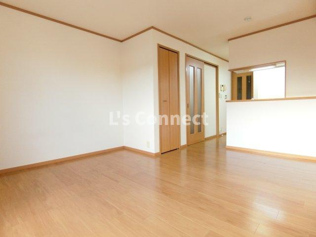 【居間・リビング】 | グレイスコート２１　壱番館 | １２帖のＬＤＫ。カウンターキッチンです。