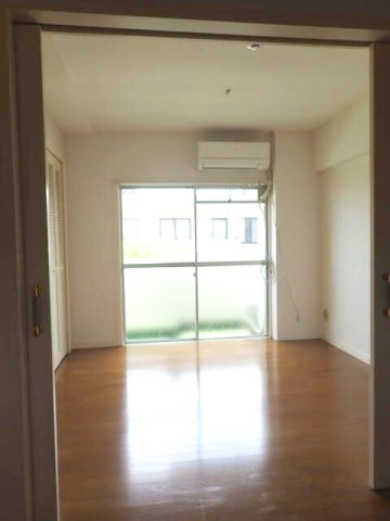 ファーストエバーグリーンビルの居間・リビング