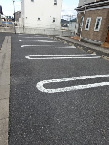 エトワール　Ｂの駐車場|車をお持ちの方に嬉しい駐車場付きの物件です