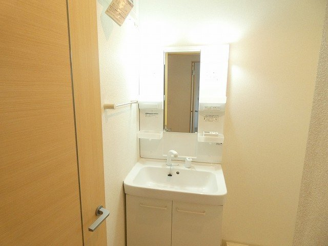 トルテュパシアン港ヶ丘の洗面所|明るい洗面所です