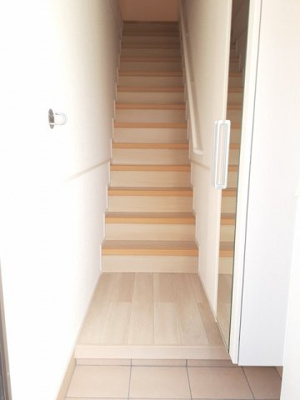 【玄関】 | プルミエール・Ｍ | 収納もある玄関です