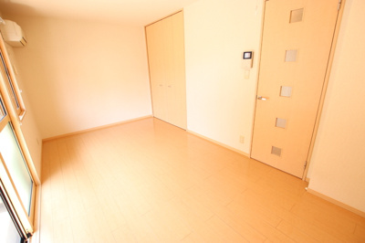 エアコン、クローゼット収納付きの洋室８．５帖