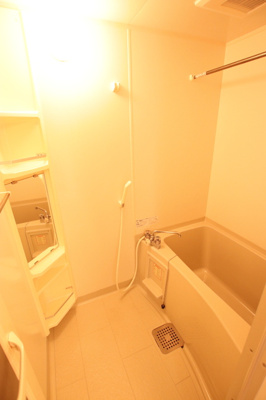 浴室乾燥機付きのバスルーム