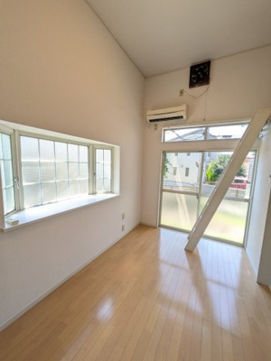 【居間・リビング】 | ホワイトヒルズ | こちらのリビングで趣味の時間をお楽しみください