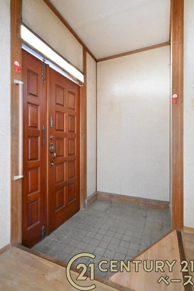葛城市長尾　一戸建の玄関|■現地撮影写真■すっきりとした明るい玄関が家族やお客様を迎えてくれます！