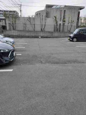 メゾンクレストの駐車場