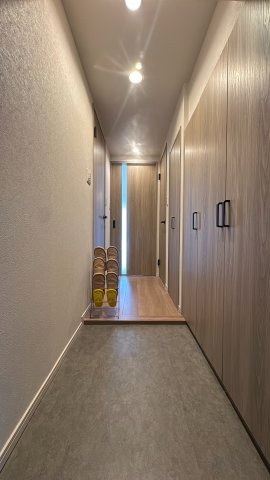 【玄関】 | アムール和白駅☆仲介手数料無料☆ | 収納力のあるシューズボックスを備えた玄関。明るくお客様を迎え入れられます。
