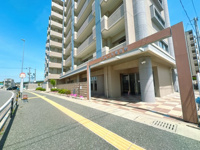 【外観】 | アムール和白駅☆仲介手数料無料☆ | 青空に映える重厚感のある外観。管理の行き届いた綺麗なマンションです。「和白」駅も生活圏内。利便性と静穏な住環境を両立したレジデンス。