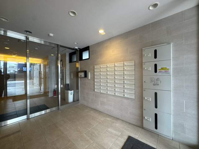 【その他共用部分】 |  グランフォーレラグゼ博多駅南☆仲介手数料無料☆ | 物件自体の高いセキュリティに加え、人通りのある筑紫通りからも近く、夜道の帰宅も安心です。