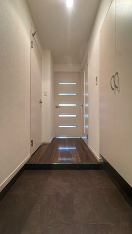 【玄関】 |  グランフォーレラグゼ博多駅南☆仲介手数料無料☆ | シューズボックス付きで玄関周りもスッキリ。品格を感じさせる落ち着いた空間です。