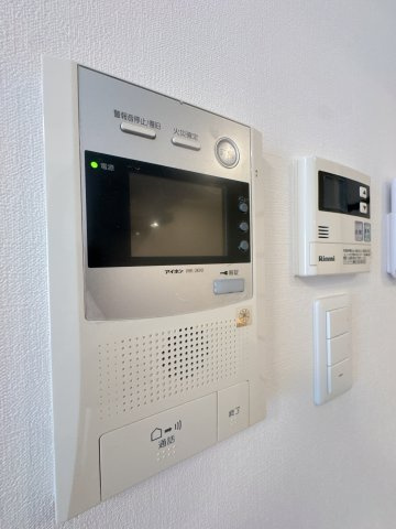 【防犯設備】 |  グランフォーレラグゼ博多駅南☆仲介手数料無料☆ | 【TVモニター付インターホン】来客を映像で確認できる安心の防犯設備。セキュリティ重視の方にもご満足いただける、安全な暮らしをサポートする住まいです。